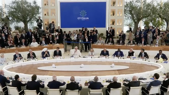 Papa Francesco chiede al G7 che sia “una sana politica” a guidare la “affascinante e tremenda” Intelligenza artificiale